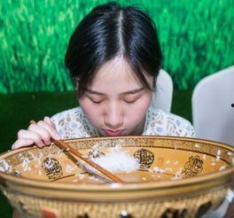 卖花女吃瓜,揭秘花市里的趣味生活