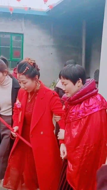 新郎吃瓜视频,婚礼现场笑料连连